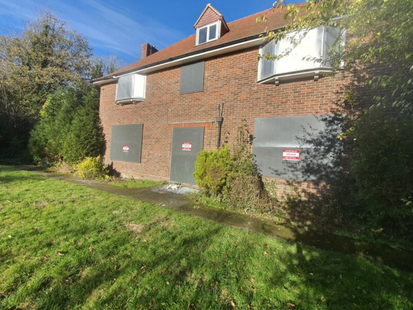 What are the pros and cons of boarding up a vacant property?